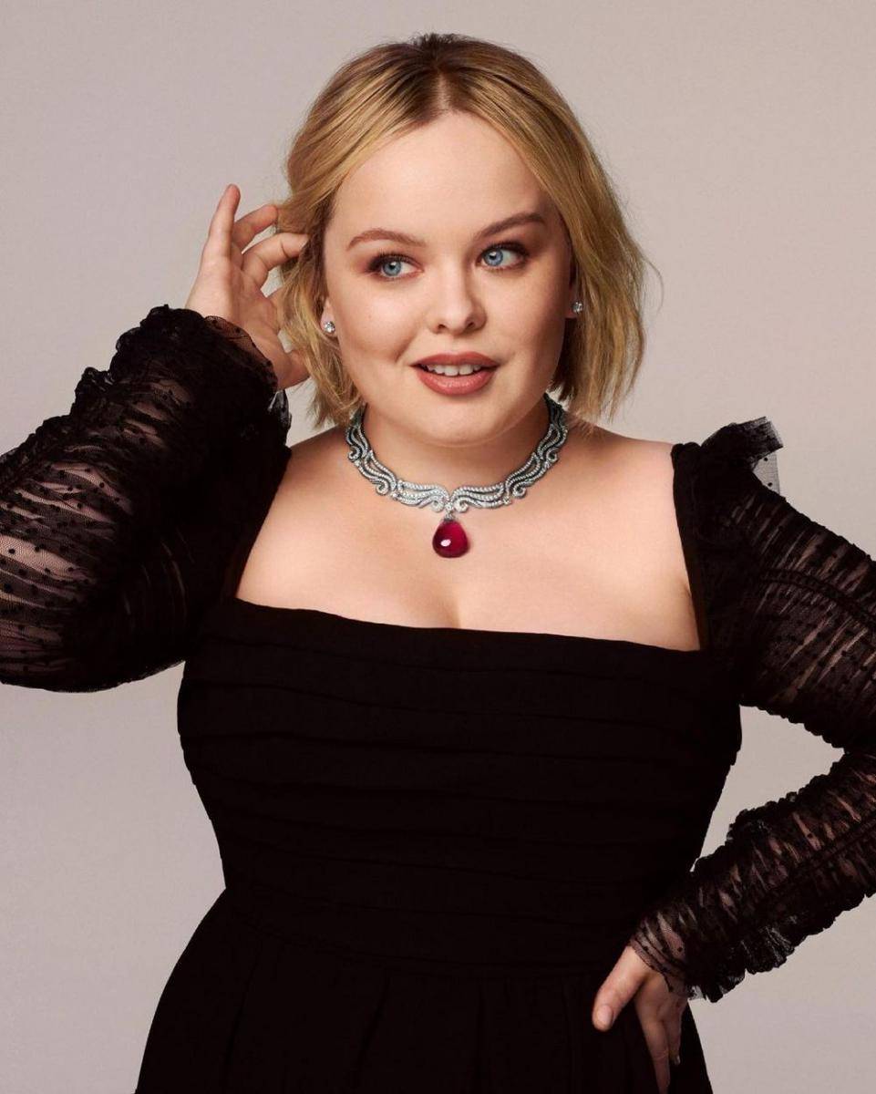 Bob belah tengah (instagram.com/nicolacoughlan)