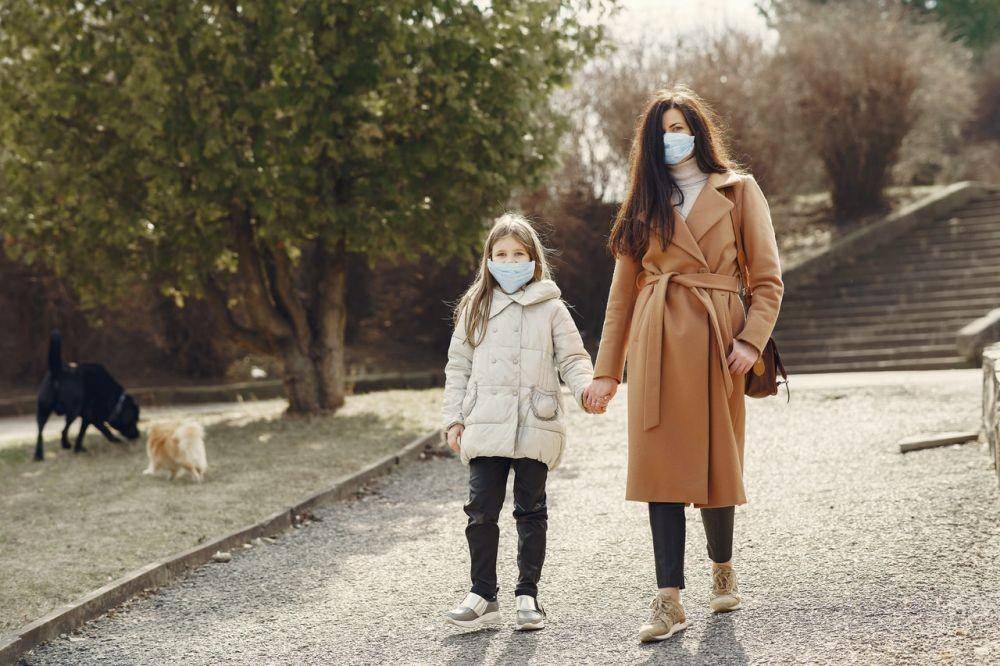 ilustrasi ibu dan anak berjalan-jalan di taman (pexels.com/Gustavo Fring)
