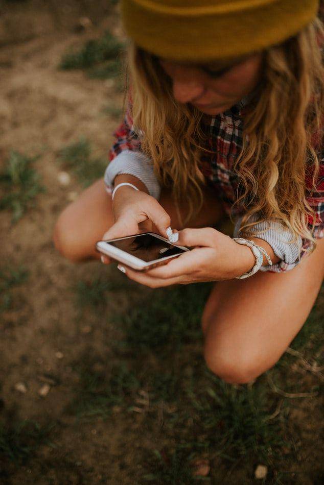 ilustrasi penggunaan smartphone (unsplash.com/Persnickety Prints)
