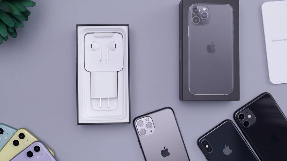 ilustrasi aksesori dalam box smartphone (unsplash.com/Daniel Romero)