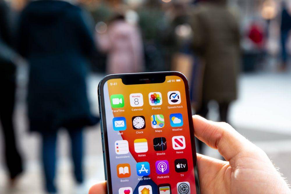 ilustrasi konektivitas 5G pada smartphone (unsplash.com/Frederik Lipfert)