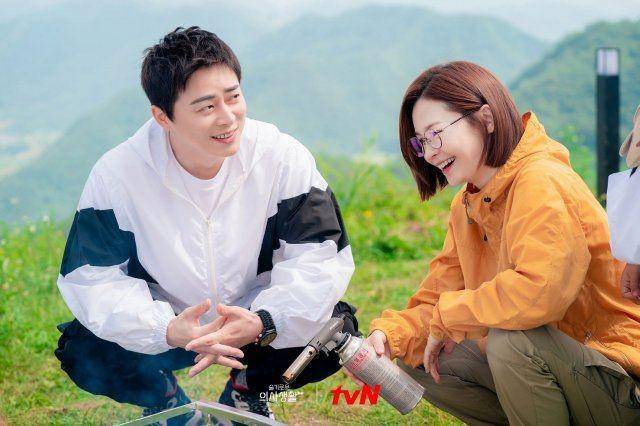 Lee Ikjun dan Chae Songhwa dalam drama Hospital Playlist 2 (dok. tvN)