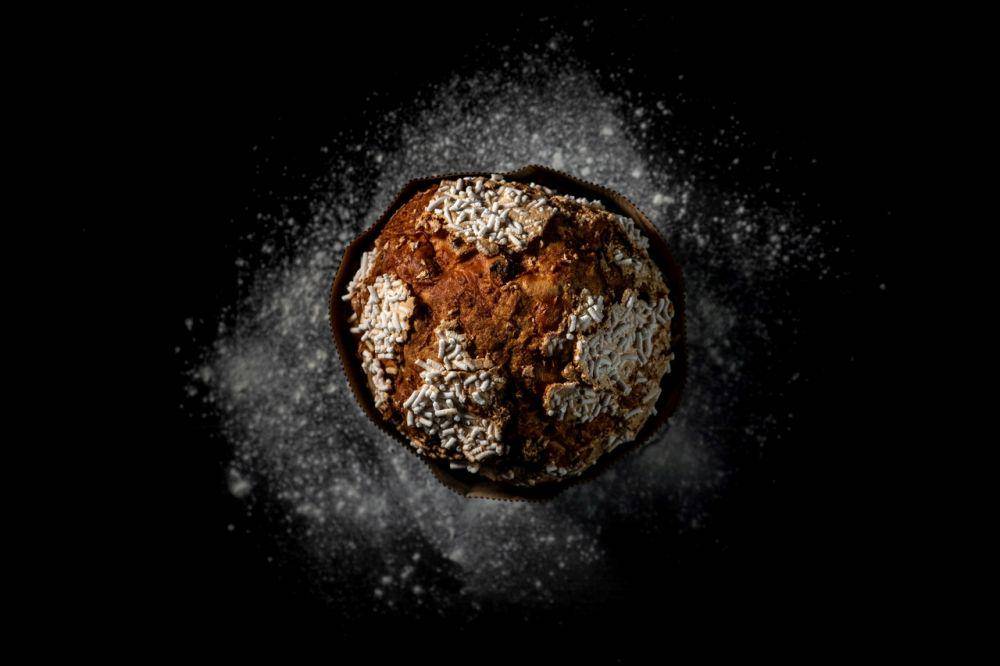 ilustrasi dark chocolate panettone (unsplash.com/Reddgio)