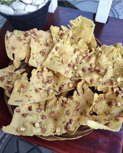 peyek kacang (instagram.com/spicykitchen.mks)