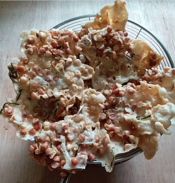Peyek kacang (instagram.com/ernibryan)