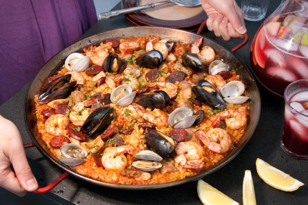 Resep Paella Khas Spanyol yang Muncul dalam Serial Money Heist
