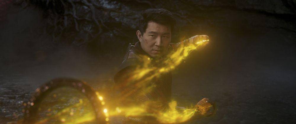 cuplikan Shang-Chi (Simu Liu) bersama sepuluh gelang liontin (dok. Disney Marvel)