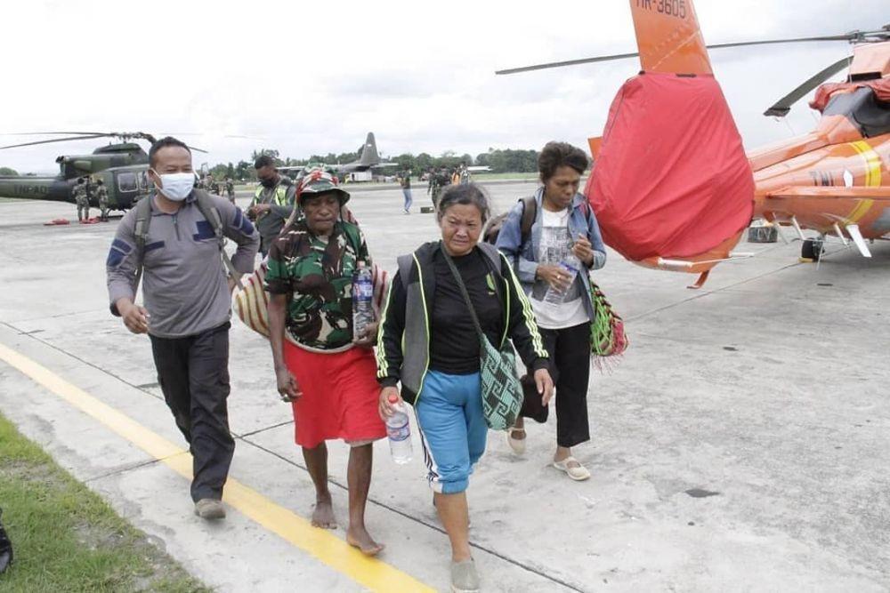 Personel TNI Angkatan Darat (AD) kawal evakuasi tiga warga dari Distrik Kiwirok ke Kota Jayapura pada Rabu, 22 September 2021 (Dokumentasi TNI AD)