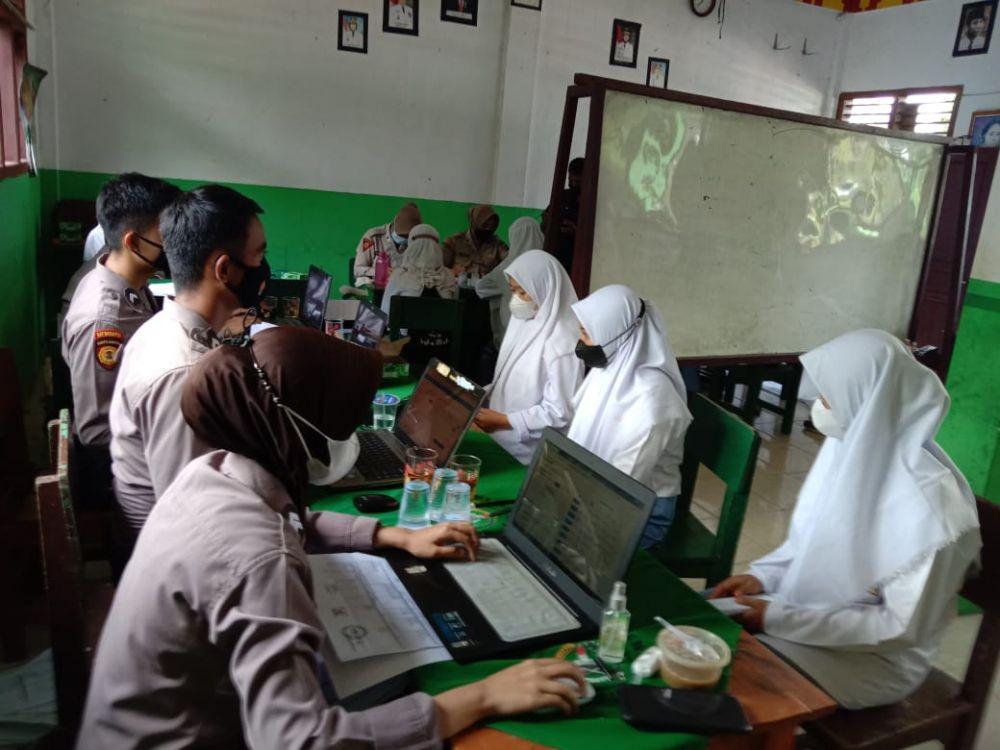 Polres Tanggamus kembali melaksanakan vaksinasi keliling di wilayah Kecamatan Sumberejo. (IDN Times/Istimewa).