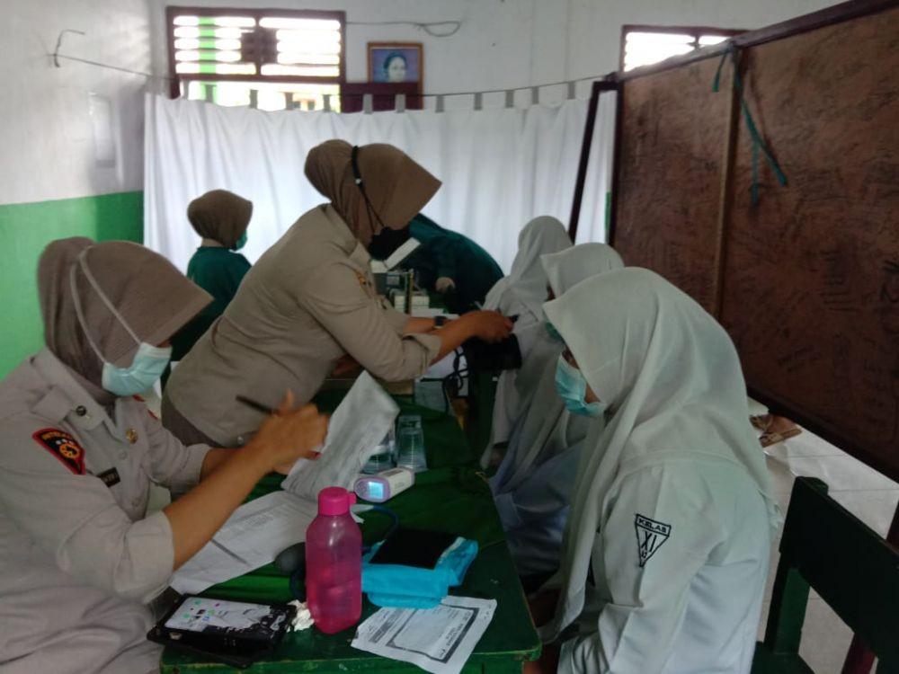 Ikut Vaksinasi COVID-19, Pelajar SMA: Gak Kerasa Apa-apa, Dapat Puding