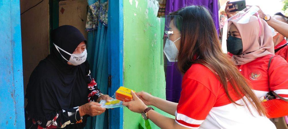 Warga Bantu Warga, Ellen Borong Tempe Dibagikan ke Warga