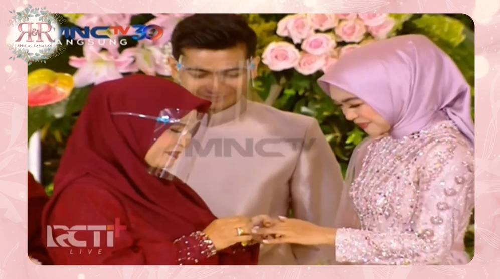 Ria Ricis dan Teuku Ryan Lamaran. (dok. RCTIplus)