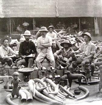 potret serdadu Inggris berpose dengan karya seni jarahan setelah Kerajaan Benin runtuh (therabbitisin.com)