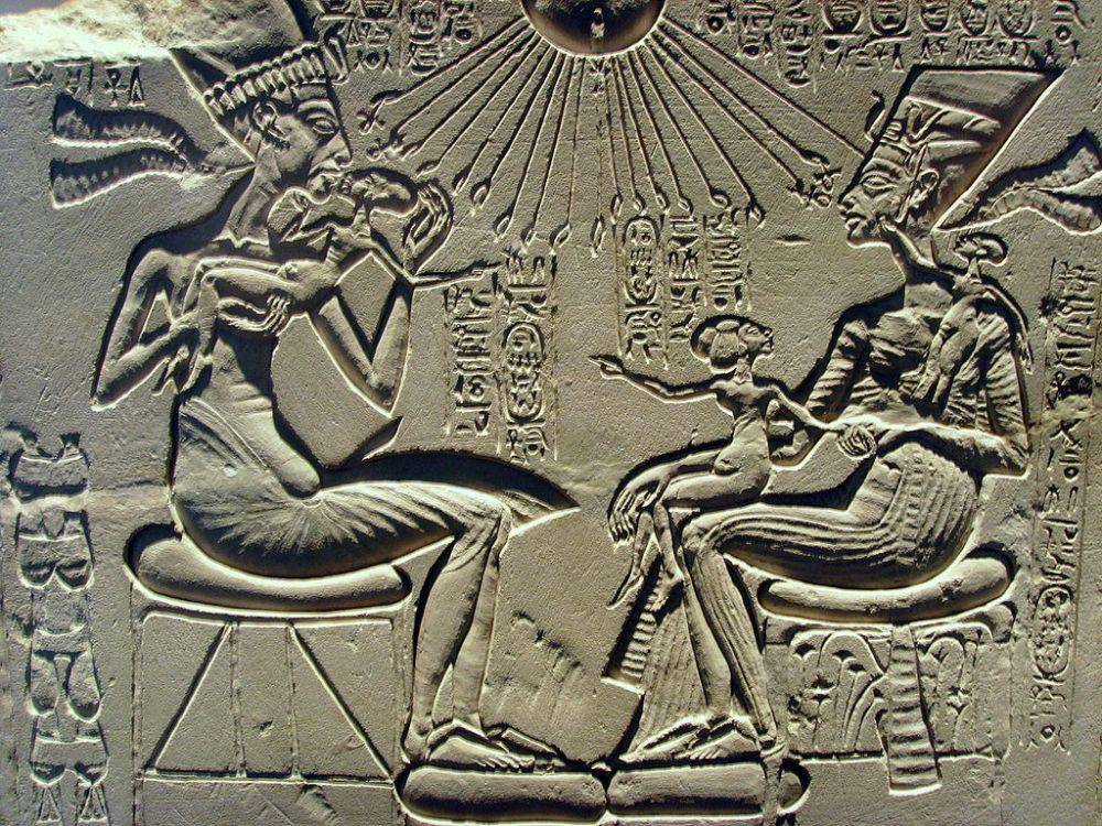 Akhenaten, Nefertiti dan anak mereka dari Egyptian Museum of Berlin, Public domain, via Wikimedia Commons (commons.wikimedia.org/User:Gerbil)
