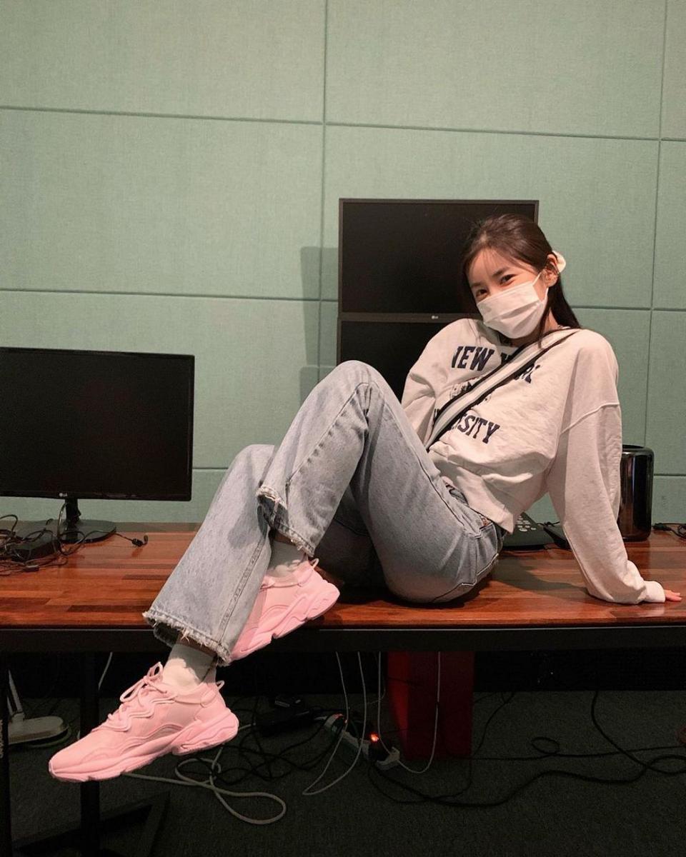 Celana jeans ala Chorong A-Pink (instagram.com/mulgokizary)