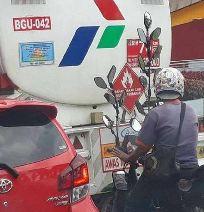 spion kendaraan absurd (twitter.com/txtdarigajelas)