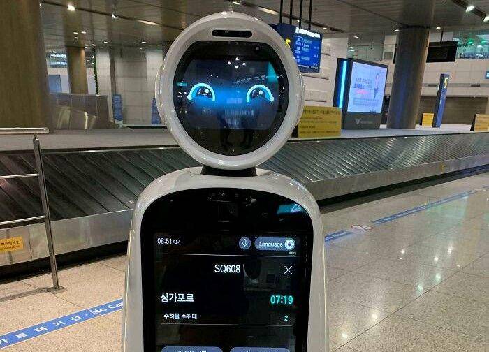 Robot di bandara (boredpanda.com)