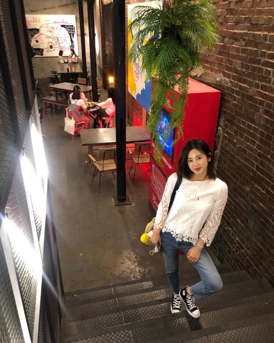 Celana jeans ala Chorong A-Pink (instagram.com/mulgokizary)