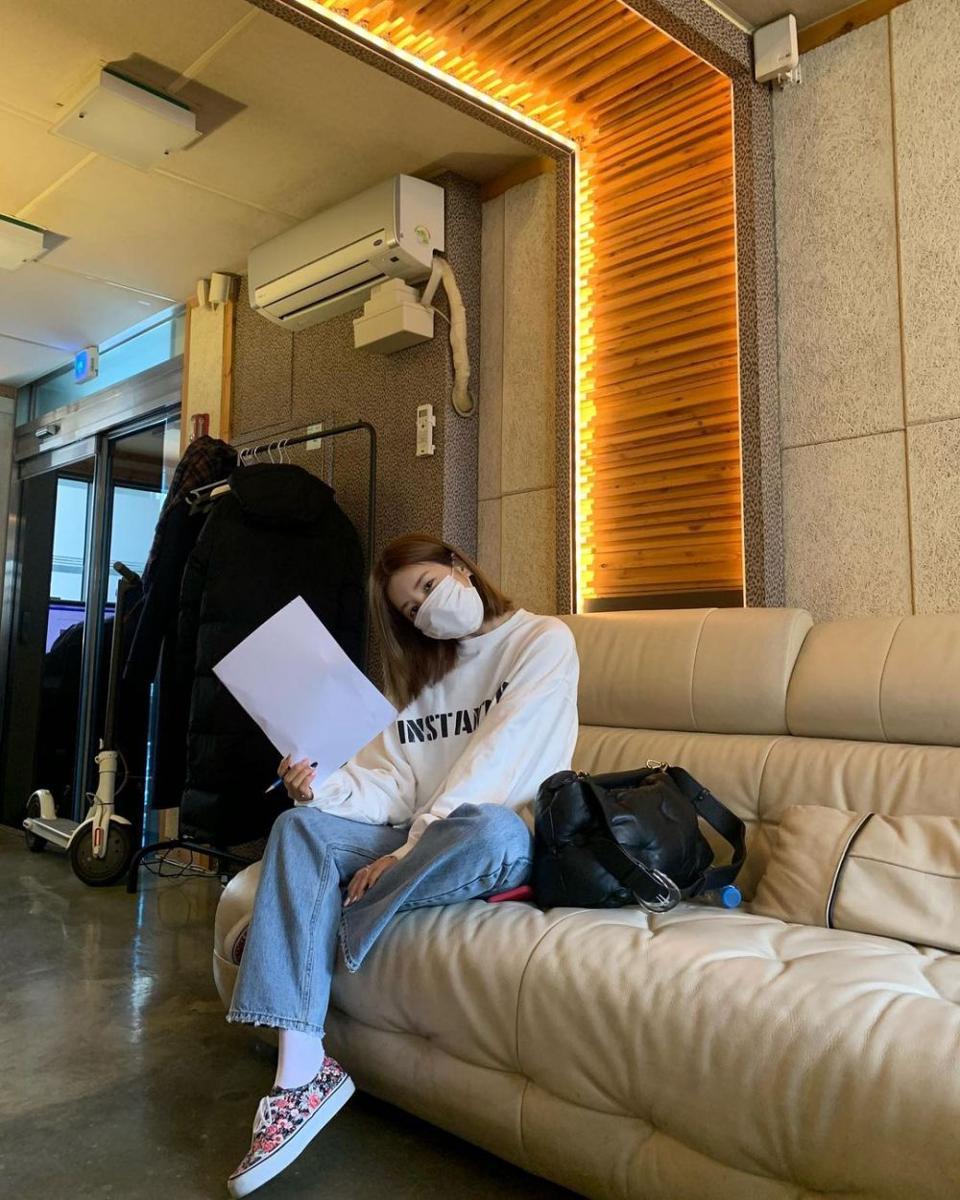 Celana jeans ala Chorong A-Pink (instagram.com/mulgokizary)
