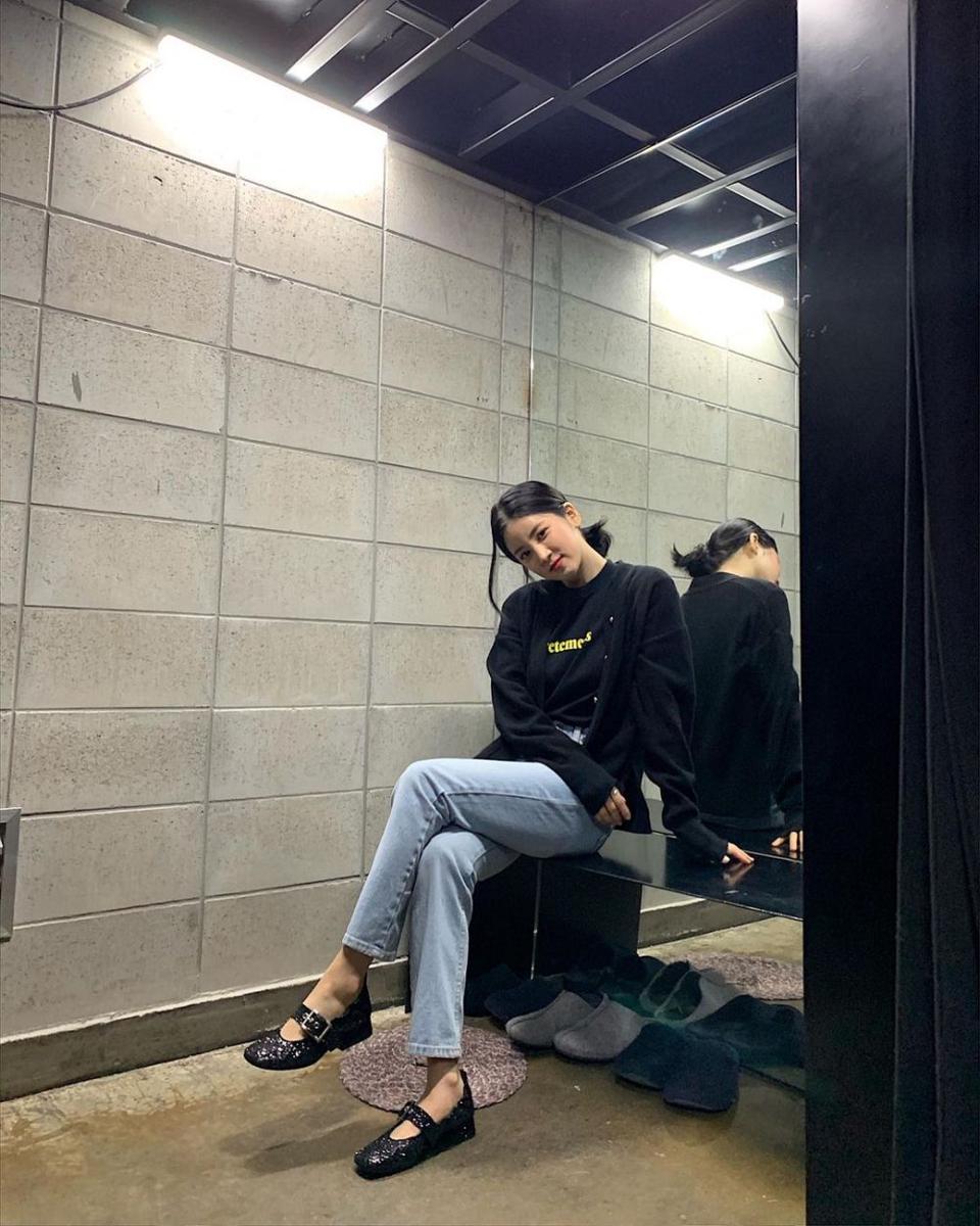 Celana jeans ala Chorong A-Pink (instagram.com/mulgokizary)