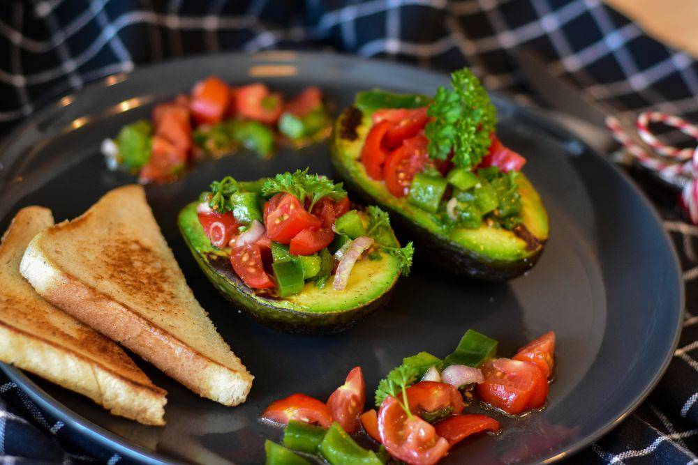 ilustrasi avocado and coriander salsa (pixabay.com/RitaE)