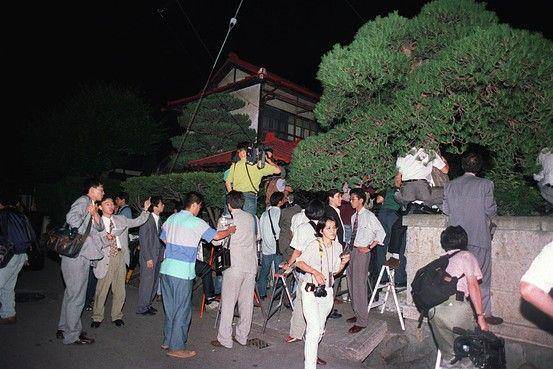 Gambar ini diambil pada tanggal 28 Juni 1994, menunjukkan para wartawan yang berkumpul di lokasi serangan gas saraf sarin di Matsumoto di prefektur Nagano, Jepang tengah. (blogs.wsj.com)
