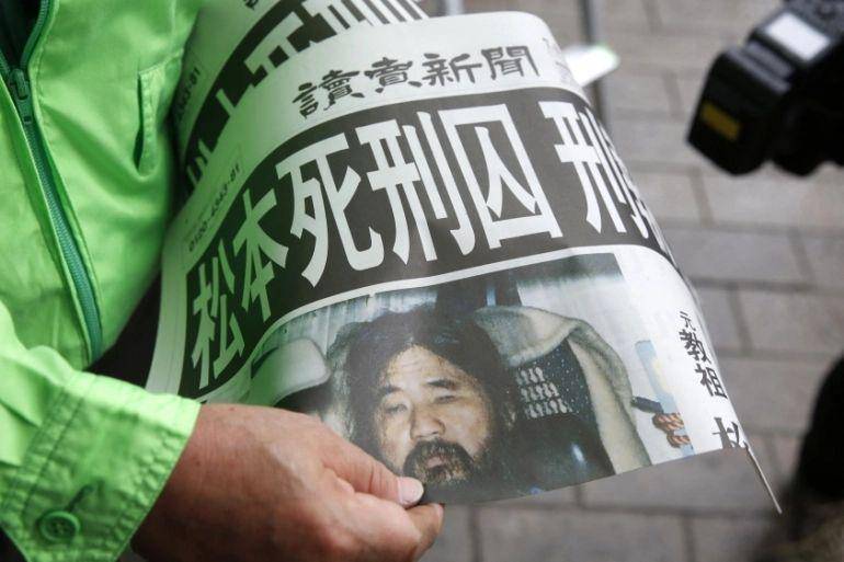 ilustrasi Shoko Asahara dalam tagline sebuah koran (aljazeera.com)