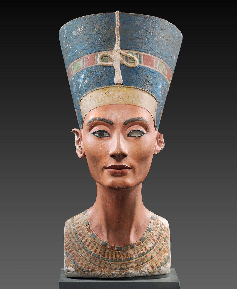 tampak depan patung wajah Nefertiti (smb.museum)