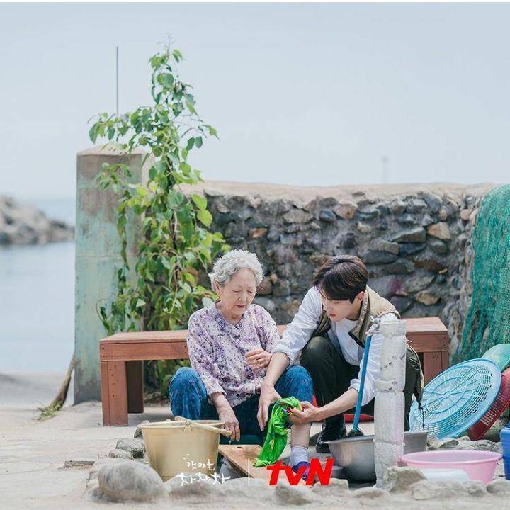 Kim Gam-ri dan Hong Du-sik di Drama Hometown Cha Cha Cha (instagram.com/tvn_drama)