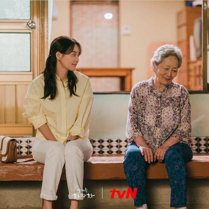Kim Gam-ri dan Yoon Hye-jin di drama Hometown Cha Cha Cha (instagram.com/tvn_drama)