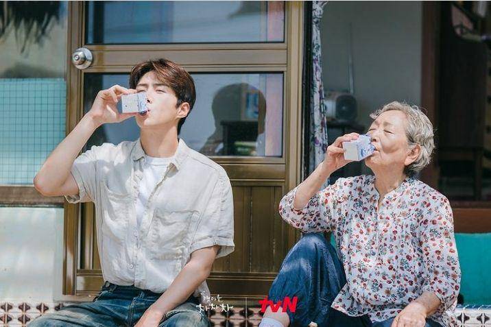 Kim Gam-ri dan Hong Du-sik di drama Hometown Cha Cha Cha (instagram.com/tvn_drama)