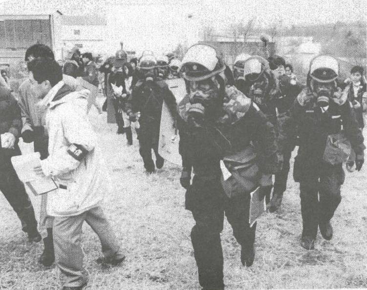 Polisi, pemadam kebakaran, dan tenaga medis darurat sigap di tempat kejadian. (commons.wikimedia.org)