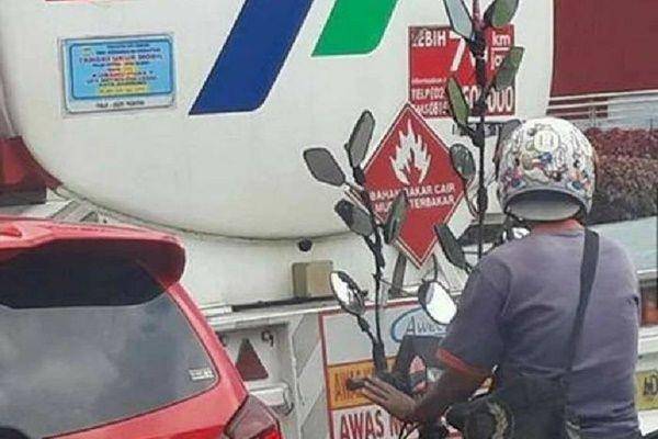 spion kendaraan absurd (twitter.com/txtdarigajelas)