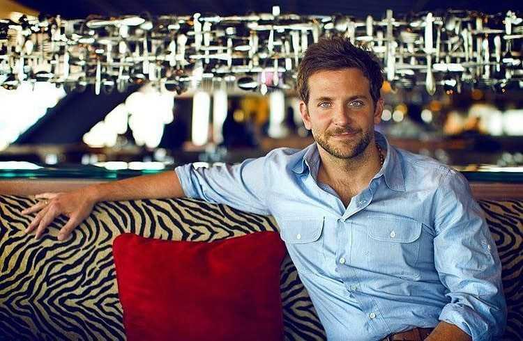10 Pesona Bradley Cooper, Bintang Utama Film Nightmare Alley