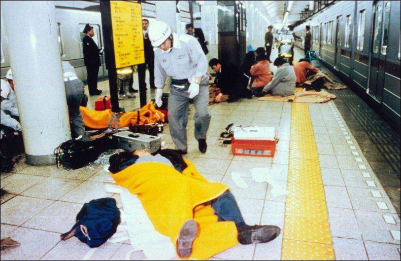serangan gas di kereta bawah tanah Tokyo pada Maret 1995 (newsweek.com)