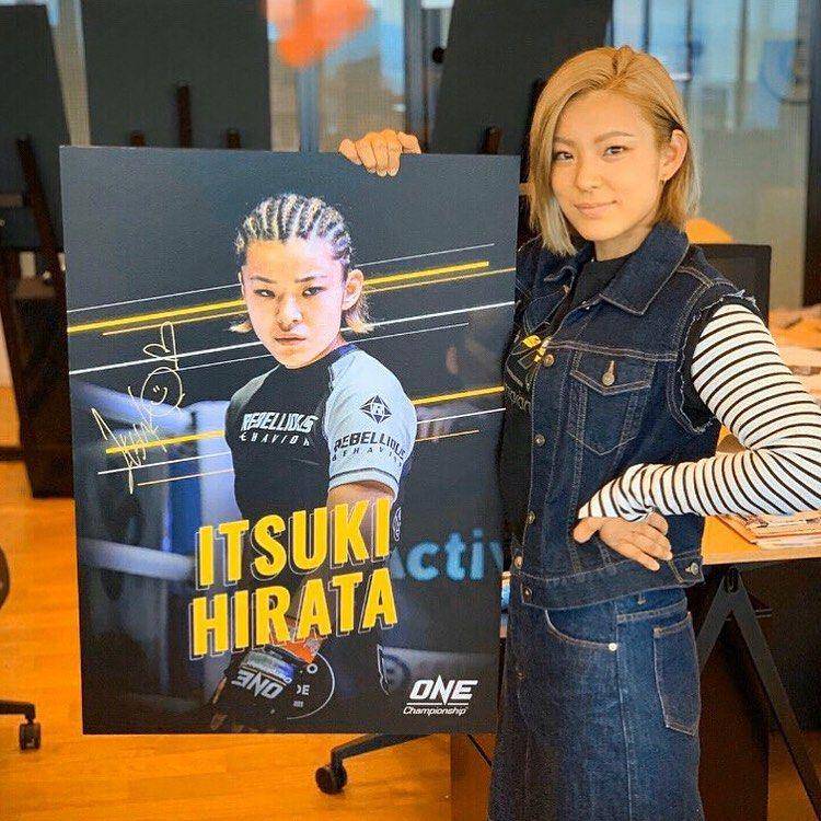 Itsuki "Android" 18 Hirata berpose dengan poster dirinya saat bertarung. (Dok. ONE Championship)