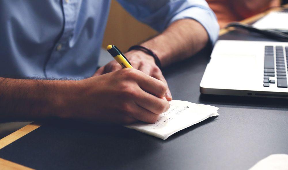 Illustrasi pria sedang menulis (pixabay.com/StartupStockPhotos)
