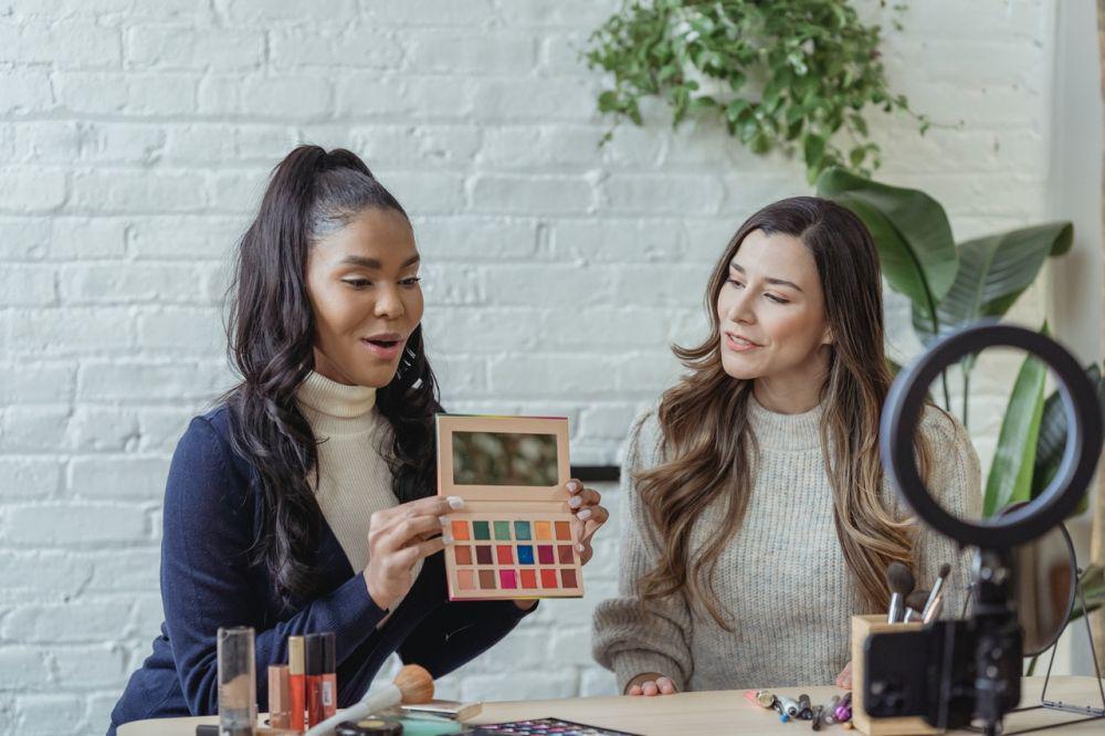 ilustrasi beauty vlogger yang sedang membuat konten (pexels.com/George Milton)