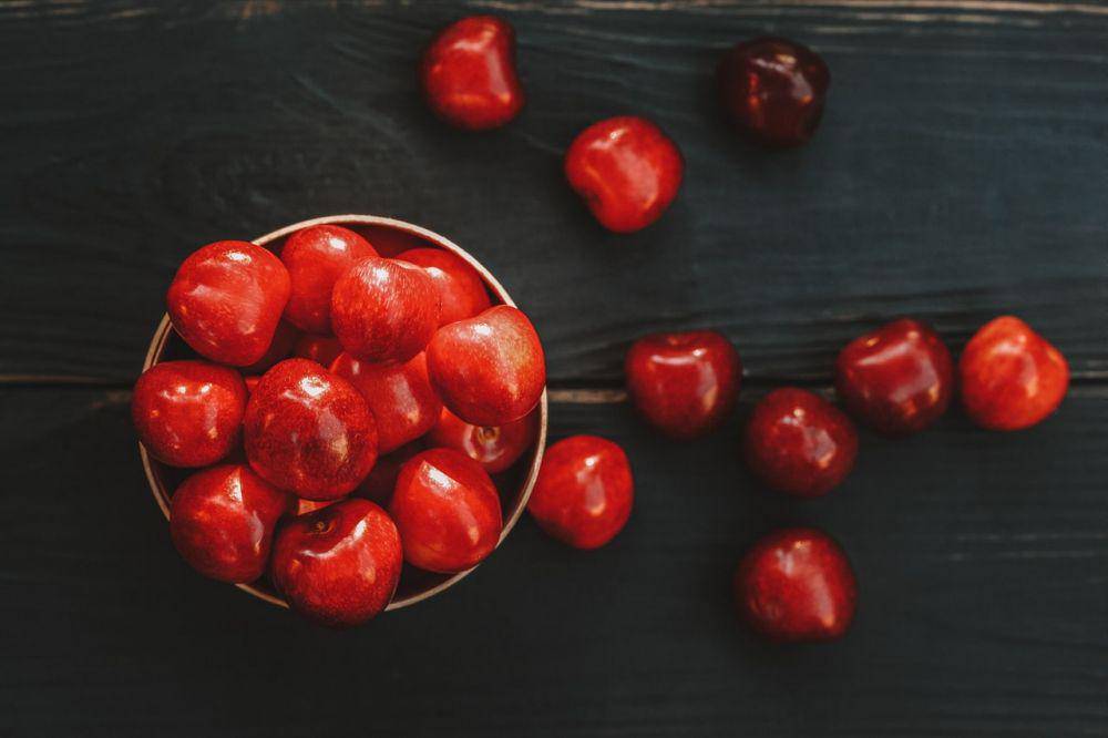 ilustrasi acerola (pexels.com/Julia Filirovska)