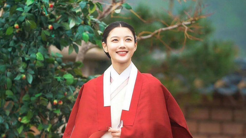 Kim Yoo Jung tampil elegan kenakan hanbok (sbsdrama.official)