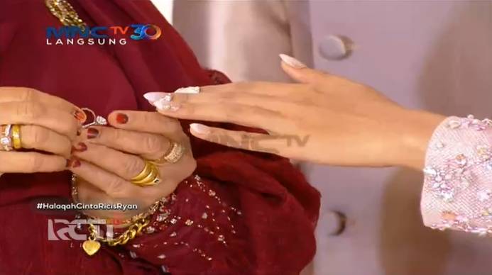 Ria Ricis dan Teuku Ryan Lamaran. (dok. RCTIplus)