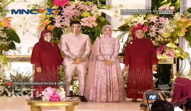 Ria Ricis dan Teuku Ryan Lamaran. (dok. RCTIplus)