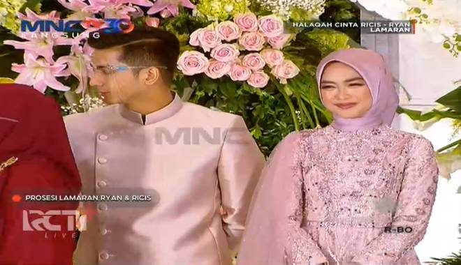 Ria Ricis dan Teuku Ryan Lamaran. (dok. RCTIplus)