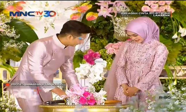 Ria Ricis dan Teuku Ryan Lamaran. (dok. RCTIplus)
