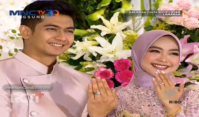 9 Inspirasi Makeup dan Gaun Lamaran Ria Ricis, Feminin nan Santun