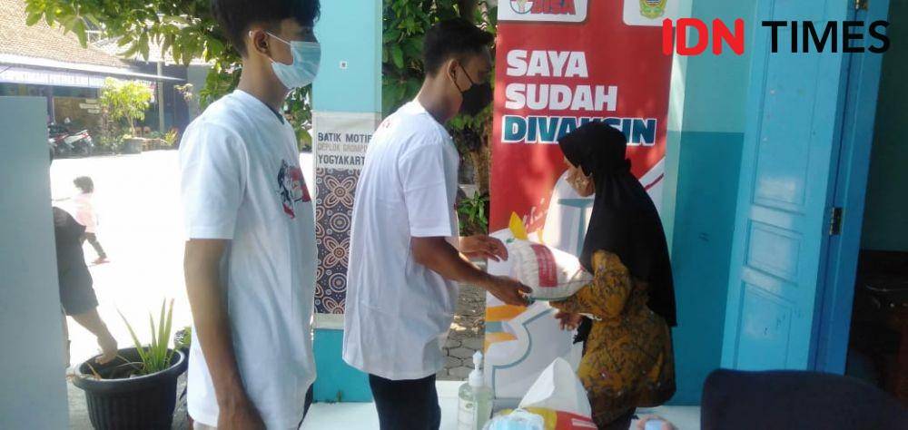 Wakil Bupati Bantul, Joko Purnomo tinjau vaksinasi bonus beras lima kilogram di Sentra Vaksinasi SMK Kesehatan Manding, Kabupaten Bantul, Kamis (23/9/20210). (IDN Times/Daruwaskita)