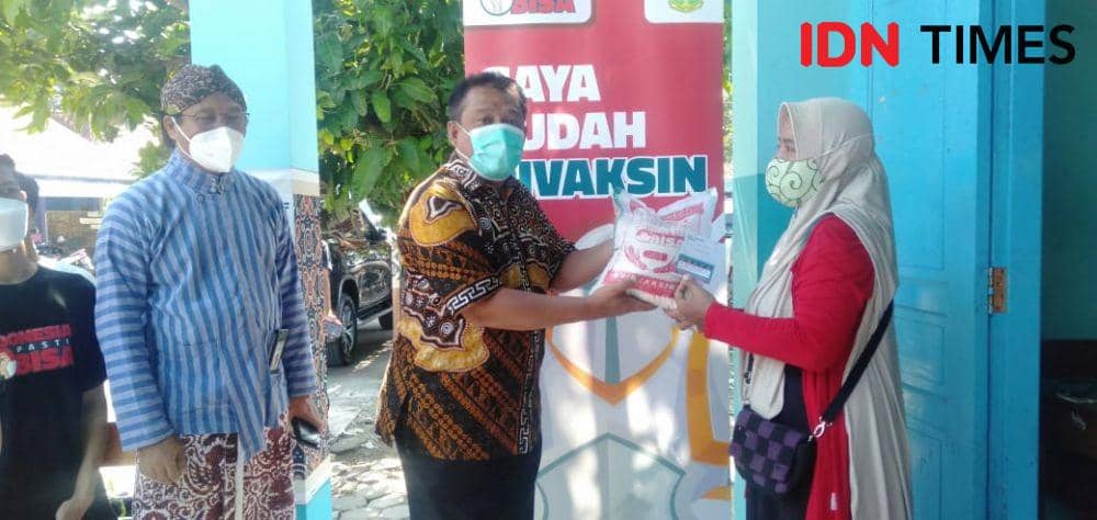 Wakil Bupati Bantul, Joko Purnomo tinjau vaksinasi bonus beras lima kilogram di Sentra Vaksinasi SMK Kesehatan Manding, Kabupaten Bantul, Kamis (23/9/20210). (IDN Times/Daruwaskita)