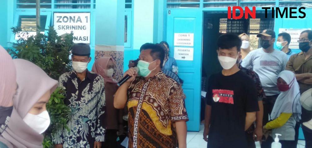 Wakil Bupati Bantul, Joko Purnomo tinjau vaksinasi bonus beras lima kilogram di Sentra Vaksinasi SMK Kesehatan Manding, Kabupaten Bantul, Kamis (23/9/20210). (IDN Times/Daruwaskita)