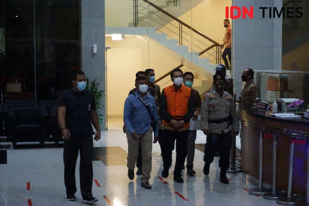 Wakil Ketua DPR Azis Syamsuddin memakai rompi oranye di Gedung KPK, Sabtu dini hari (25/9/2021) (IDN Times/Aryodamar)