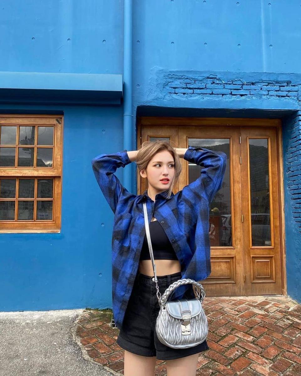 Short pants ala Somi (instagram.com/somiupdate)
